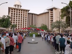 Jelang Salat Idul Adha, Warga Mulai Berdatangan ke Masjid Istiqlal
