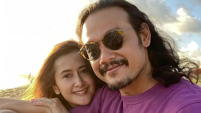 Update Informasi Selebriti InsertLive : Widi Mulia & Dwi Sasono Pilih Hidup Irit: Kami Seniman Tak Punya Gaji Bulanan