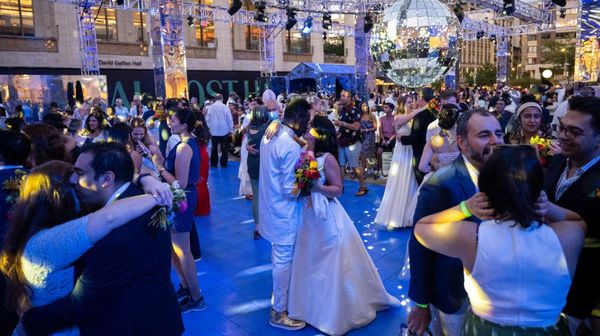 Momen 500 Pengantin Baru Dansa Bareng di New York, Meriah!