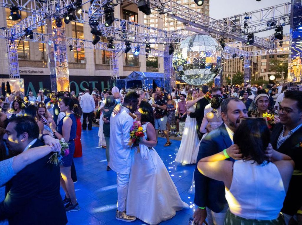 Momen 500 Pengantin Baru Dansa Bareng di New York, Meriah! Momen 500 Pengantin Baru Dansa Bareng di New York, Meriah!