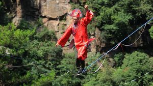 Cuma buat yang Bernyali! Intip Ketangkasan Warga China Berjalan di Atas Tali