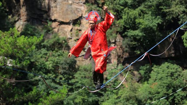 Cuma buat yang Bernyali! Intip Ketangkasan Warga China Berjalan di Atas Tali