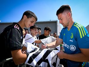 Ramsey Dikerjai Fans! Tandatangani Pemutusan Kontrak di Juventus Ramsey Dikerjai Fans! Tandatangani Pemutusan Kontrak di Juventus