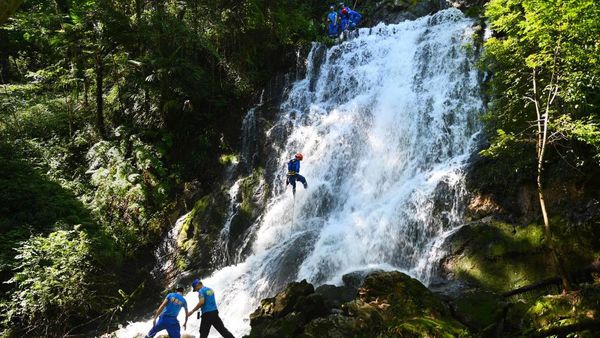 Aksi Menantang Tim SAR China Saat Berlatih Evakuasi di Air Terjun