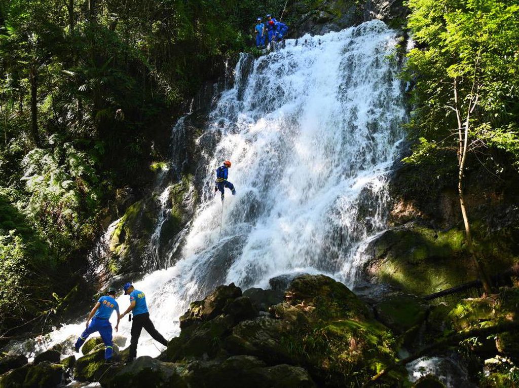 Aksi Menantang Tim SAR China Saat Berlatih Evakuasi di Air Terjun Aksi Menantang Tim SAR China Saat Berlatih Evakuasi di Air Terjun