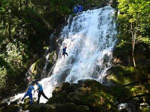 Aksi Menantang Tim SAR China Saat Berlatih Evakuasi di Air Terjun Aksi Menantang Tim SAR China Saat Berlatih Evakuasi di Air Terjun