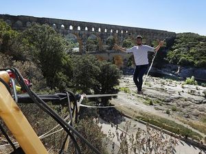 Aksi Berani Pria Prancis, Meniti Seutas Tali di Ketinggian