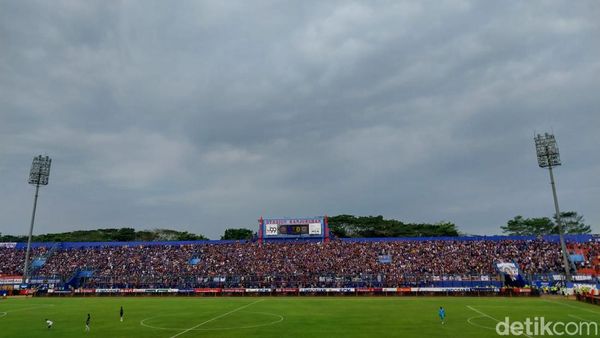 Potret Aremania Dukung Singo Edan Agar Lolos ke Final Piala Presiden