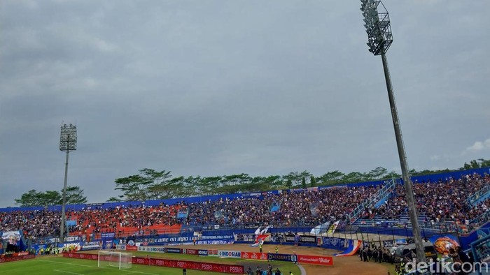 Arema FC melawan PSIS Semarang di leg kedua semifinal Piala Presiden 2022, Senin (11/7/2022). Arema tampil di tengah riuh dukungan Aremania.