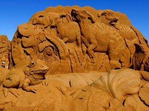 Unik Banget, Patung Pasir Bertema Dinosaurus Mejeng di Belgia Unik Banget, Patung Pasir Bertema Dinosaurus Mejeng di Belgia