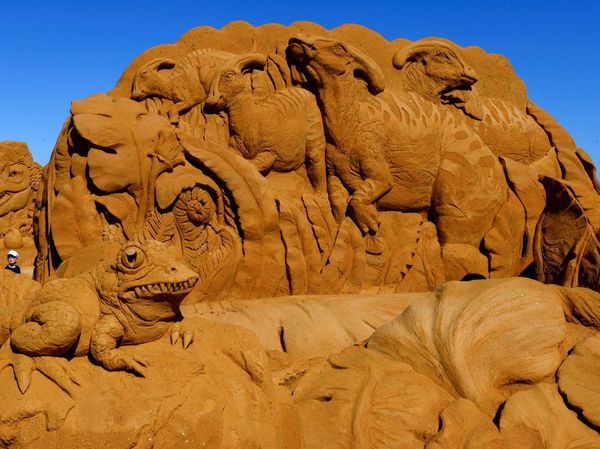 Unik Banget, Patung Pasir Bertema Dinosaurus Mejeng di Belgia