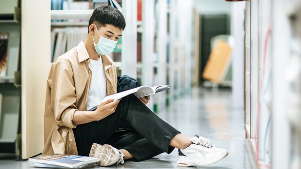 Rajin membaca buku untuk bantu meningkatkan kecerdasan.