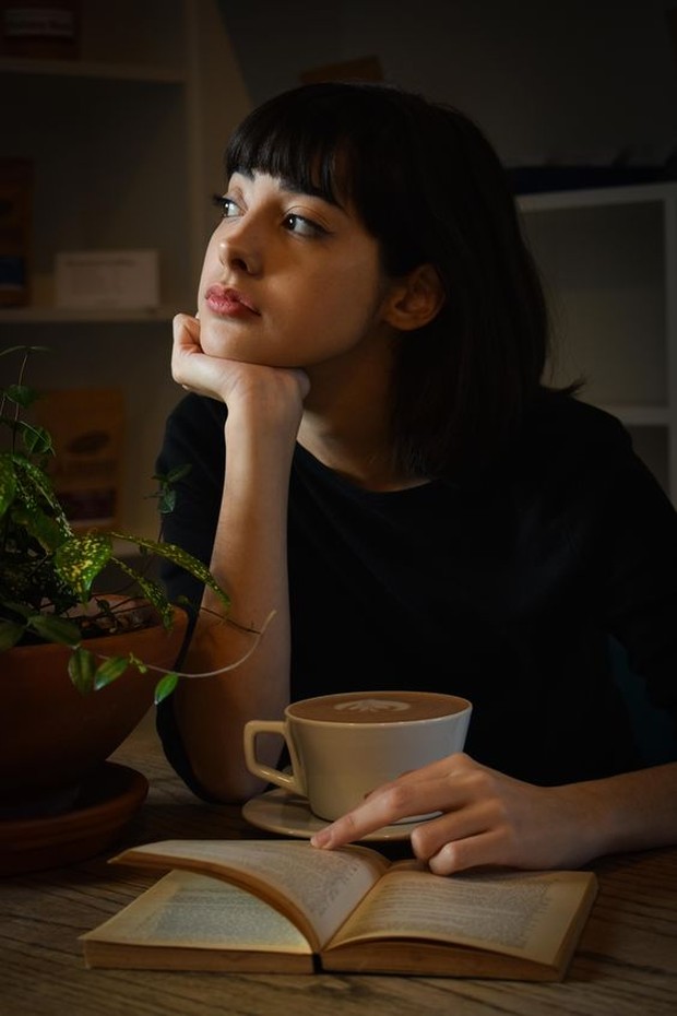 potret seorang perempuan yang sedang berkutat dengan pikirannya sendiri