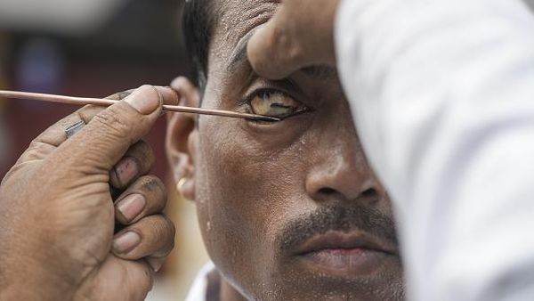 Celak Mata untuk Pria, Tradisi yang Lestari di Guwahati, India