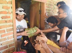 DKM Tajug Gede Cilodong Tebar 10 Ribu Daging Kurban Dibungkus Daun Jati