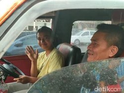 Keren! Mahasiswi Toraja Ini Jadi Sopir Angkot demi Ortu dan Biaya Kuliah