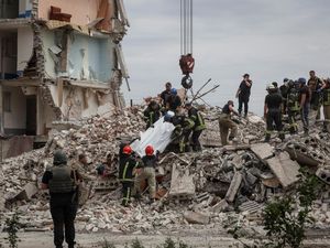 Petugas Kesulitan Evakuasi Korban Serangan Rusia di Kherson