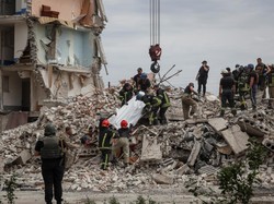 Roket Rusia Hantam Apartemen Ukraina, Penyelamat Cari Puluhan Orang