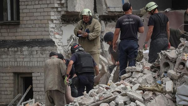 Evakuasi Korban Akibat Apartemen Dirudal Rusia