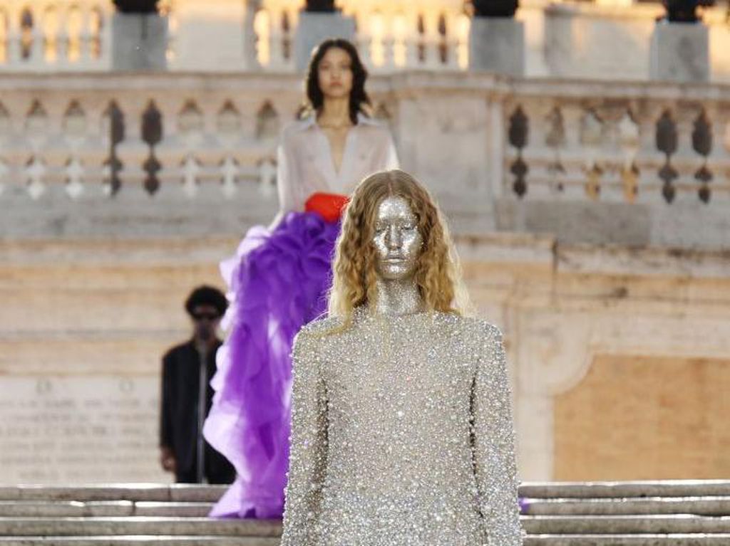 Dior Tuntut Valentino Rp 1,5 M, Akses Masuk Toko Terhalang saat Fashion Show