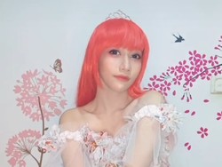 Viral Wanita Cosplay Pakai Gaun Terbuat dari Bungkus Indomie Goreng