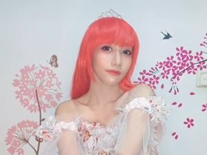 Viral Wanita Cosplay Pakai Gaun Terbuat dari Bungkus Indomie Goreng Viral Wanita Cosplay Pakai Gaun Terbuat dari Bungkus Indomie Goreng
