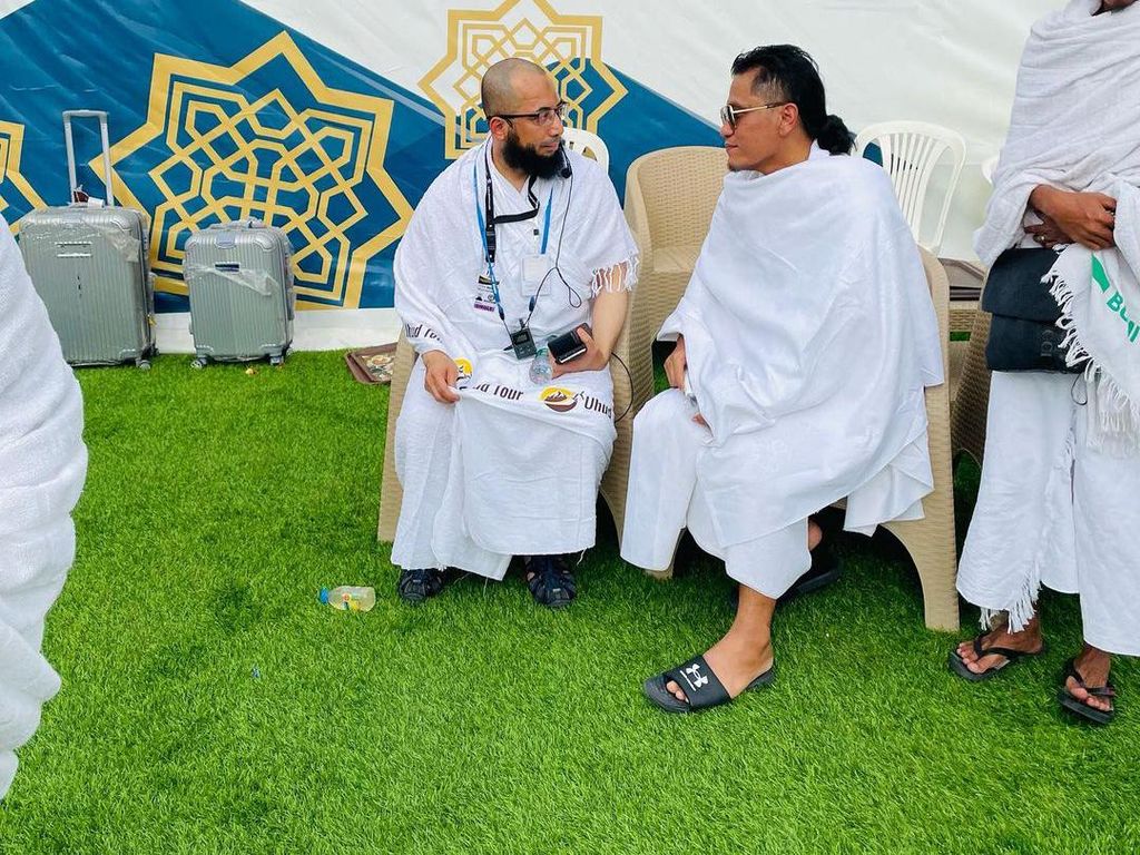 Adem, Gus Miftah dan Ustaz Khalid Basalamah Bersua di Arafah Adem, Gus Miftah dan Ustaz Khalid Basalamah Bersua di Arafah
