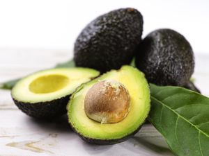 5 Buah yang Ampuh Turunkan Kadar Kolesterol Tinggi 5 Buah yang Ampuh Turunkan Kadar Kolesterol Tinggi