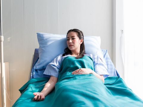 Ilustrasi wanita dirawat di rumah sakit atau BPJS Kesehatan