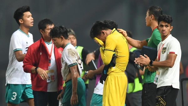 Sujumlah pemain Indonesia U-19 meluapkan kekecewaannya usai laga penyisihan grup Piala AFF U-19 melawan Myanmar U19 di Stadion Patriot Candrabhaga, Bekasi, Jawa Barat, Minggu (10/7/2022). Meskipun menang dengan skor 5-1, Indonesia U-19 tetap tersingkir dari Piala AFF U-19. ANTARA FOTO/Akbar Nugroho Gumay/hp.