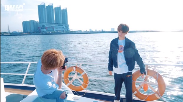 Jaemin tidak berhenti memotret moment selama di Indonesia.