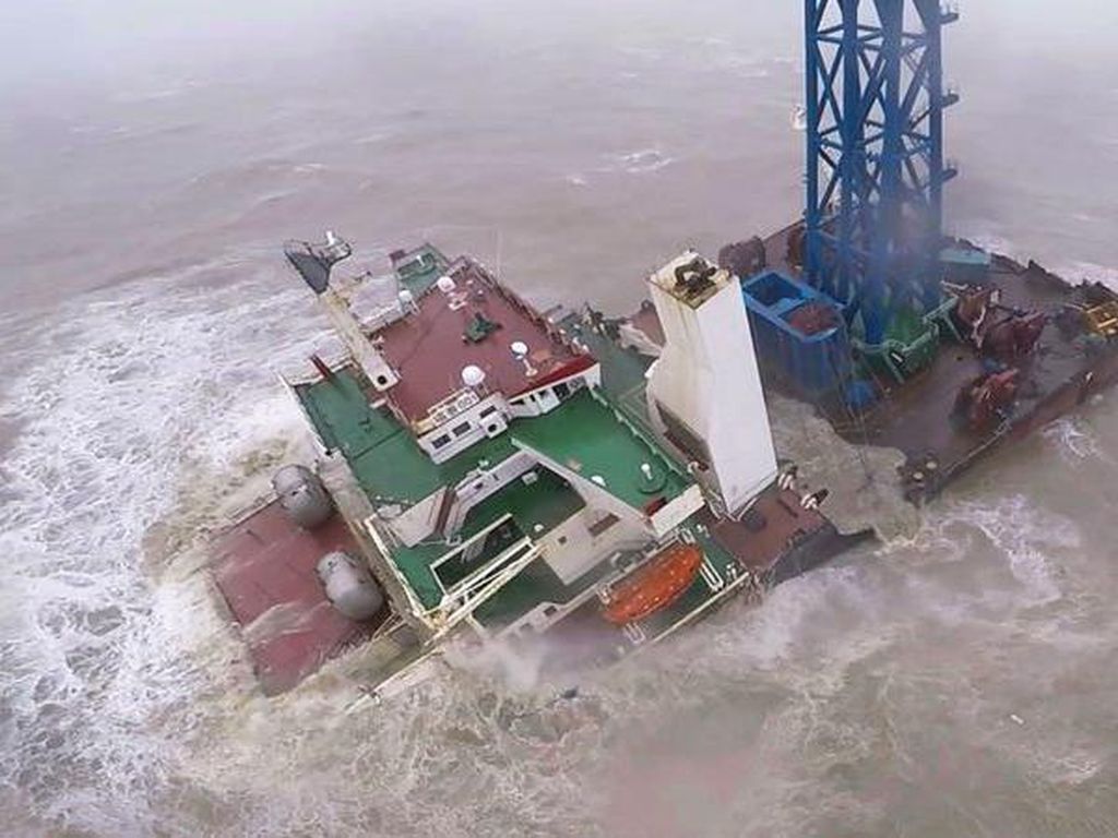 Kapal Patah Jadi Dua di Hong Kong, Evakuasi Berlangsung Dramatis Kapal Patah Jadi Dua di Hong Kong, Evakuasi Berlangsung Dramatis