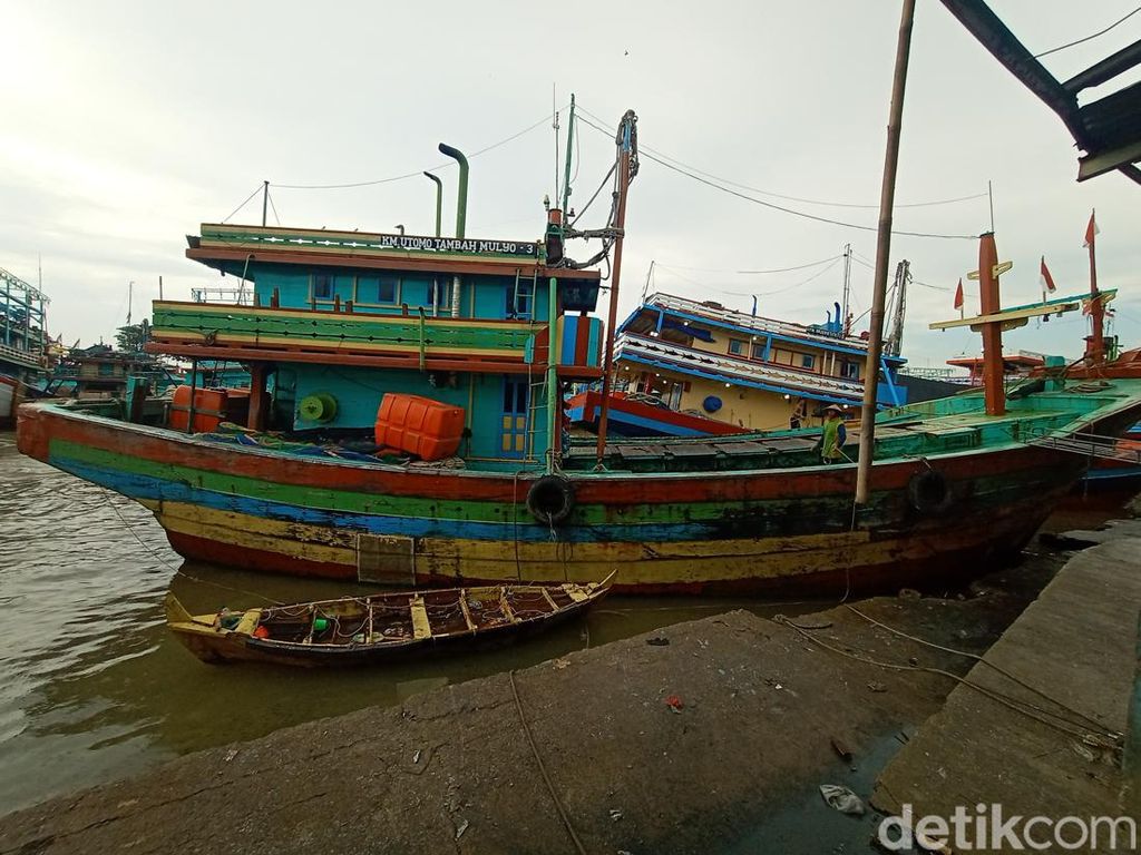 Tercekik Harga BBM, 2.000 Kapal Nelayan Ngendon di Pelabuhan