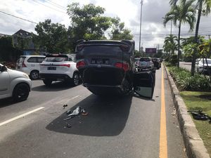 Mobil Mobilio Terbalik-Membentur 2 Kendaraan Usai Tabrak Beton di Kuta