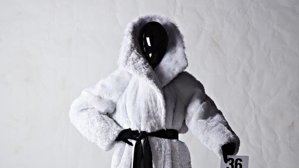 10 Koleksi Balenciaga Couture 2022, Wajah Model Ditutup Face Shield Mewah