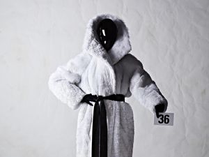 10 Koleksi Balenciaga Couture 2022, Wajah Model Ditutup Face Shield Mewah