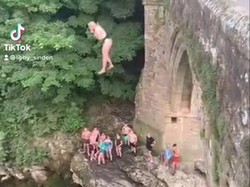 Video Viral Wanita Loncat dari Tebing, Berakhir di Kursi Roda