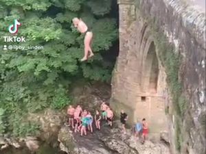 Video Viral Wanita Loncat dari Tebing, Berakhir di Kursi Roda Video Viral Wanita Loncat dari Tebing, Berakhir di Kursi Roda