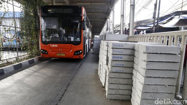 Material Gorong-gorong Persempit Jalan di Tanah Abang