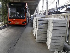 Material Gorong-gorong Persempit Jalan di Tanah Abang