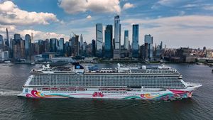 Megahnya Norwegian Joy, Kapal Pesiar Bak Hotel Super Mevvah