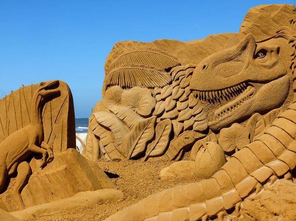 Keren! Mengunjungi Festival Patung Pasir Dinosaurus di Belgia
