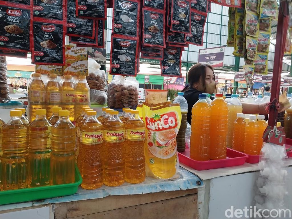 Minyakita Belum Ada di Kota Malang, Pedagang Masih Jual Migor Curah Botol Minyakita Belum Ada di Kota Malang, Pedagang Masih Jual Migor Curah Botol