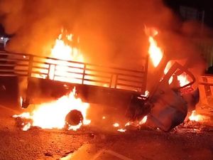 Penampakan Mobil Terbakar yang Tewaskan 4 Orang di Subang Penampakan Mobil Terbakar yang Tewaskan 4 Orang di Subang