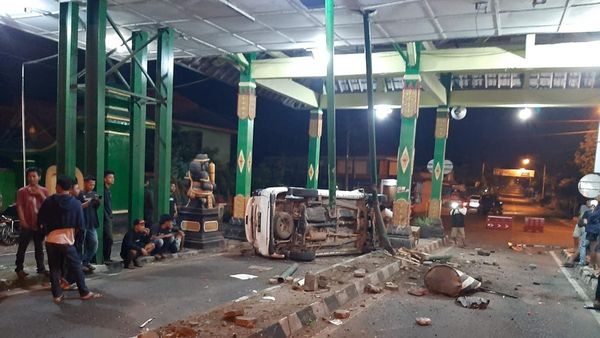 Kerusakan di Tempat Pemungutan Retribusi Parangtritis Usai Ditabrak Mobil