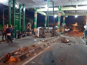Kerusakan di Tempat Pemungutan Retribusi Parangtritis Usai Ditabrak Mobil Kerusakan di Tempat Pemungutan Retribusi Parangtritis Usai Ditabrak Mobil