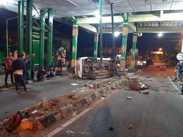 Kerusakan di Tempat Pemungutan Retribusi Parangtritis Usai Ditabrak Mobil