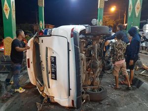 Mobil Terguling Usai Tabrak TPR Parangtritis Bantul