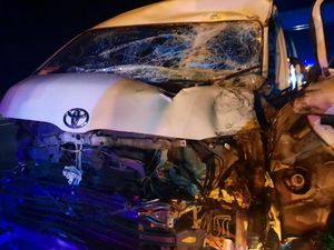 Fakta-fakta Kecelakaan Mobil Charly Van Houten di Tol Cipularang Fakta-fakta Kecelakaan Mobil Charly Van Houten di Tol Cipularang