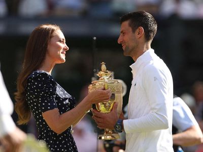 Momen Kate Middleton Serahkan Tropi Juara Wimbledon 2022